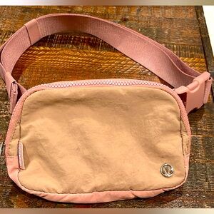 Lululemon Crossbody bag in Rose Gold
